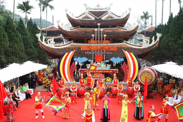50,000 pilgrims visit Huong Pagoda on festival’s opening day